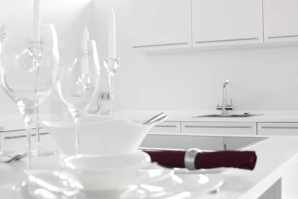 Elegáns bútorokkal berendezett, modern, fehér konyha — Stock Fotó