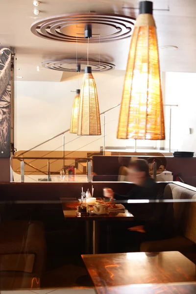 Красивый интерьер современного ресторана — стоковое фото