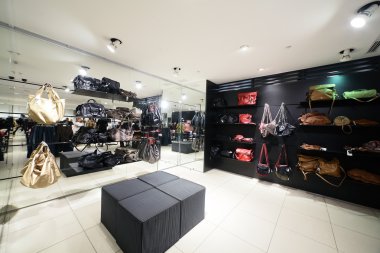 büyük koleksiyon ile Avrupa giyim mağazası