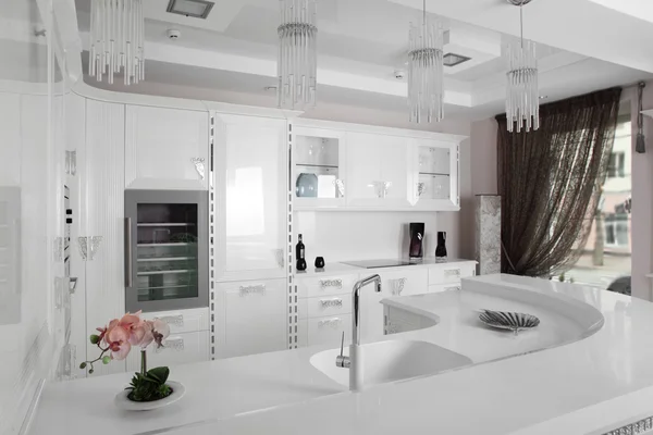 Fekete-fehér modern konyha elegáns bútorokkal berendezett — Zdjęcie stockowe