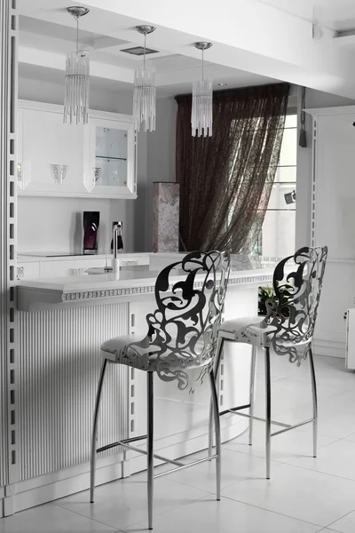 Zwart-wit moderne keuken met stijlvol meubilair — Stockfoto