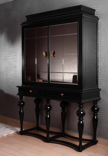 Armário de madeira de luxo no quarto — Fotografia de Stock