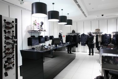 büyük koleksiyon ile Avrupa giyim mağazası