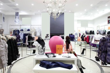 büyük koleksiyon ile Avrupa giyim mağazası