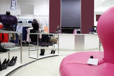 büyük koleksiyon ile Avrupa giyim mağazası