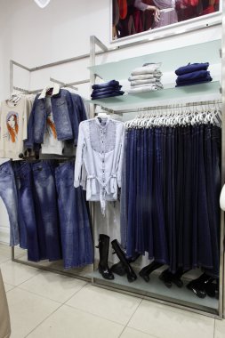 büyük koleksiyon ile Avrupa giyim mağazası