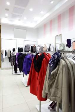 büyük koleksiyon ile Avrupa giyim mağazası
