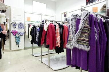 büyük koleksiyon ile Avrupa giyim mağazası