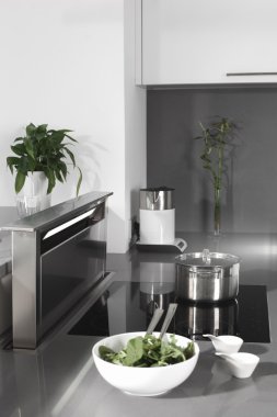 siyah-beyaz şık mobilyalar ile modern bir mutfak