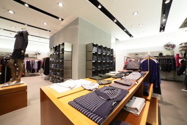 büyük koleksiyon ile Avrupa giyim mağazası