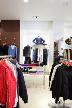 büyük koleksiyon ile Avrupa giyim mağazası