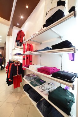 büyük koleksiyon ile Avrupa giyim mağazası