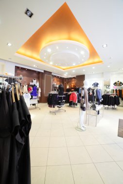 büyük koleksiyon ile Avrupa giyim mağazası