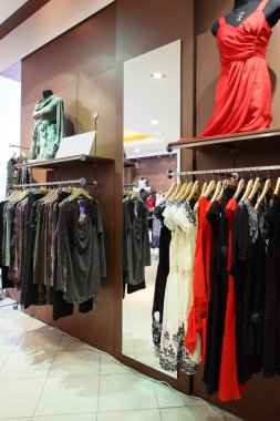 büyük koleksiyon ile Avrupa giyim mağazası
