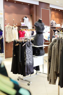 büyük koleksiyon ile Avrupa giyim mağazası
