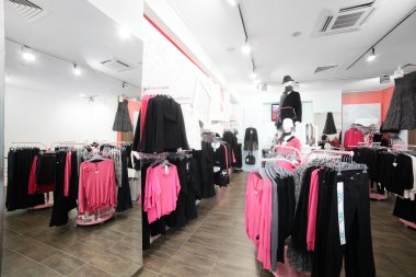 büyük koleksiyon ile Avrupa giyim mağazası