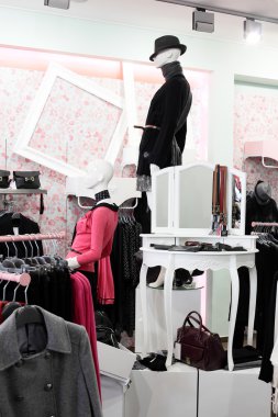 büyük koleksiyon ile Avrupa giyim mağazası