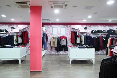 büyük koleksiyon ile Avrupa giyim mağazası