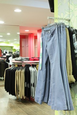 büyük koleksiyon ile Avrupa giyim mağazası
