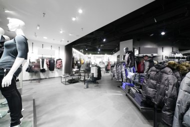 büyük koleksiyon ile Avrupa giyim mağazası