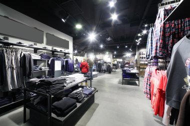 büyük koleksiyon ile Avrupa giyim mağazası