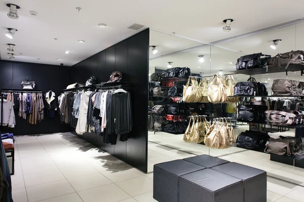 büyük koleksiyon ile Avrupa giyim mağazası