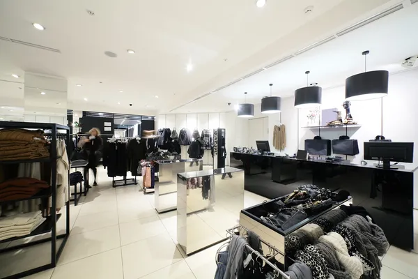 büyük koleksiyon ile Avrupa giyim mağazası