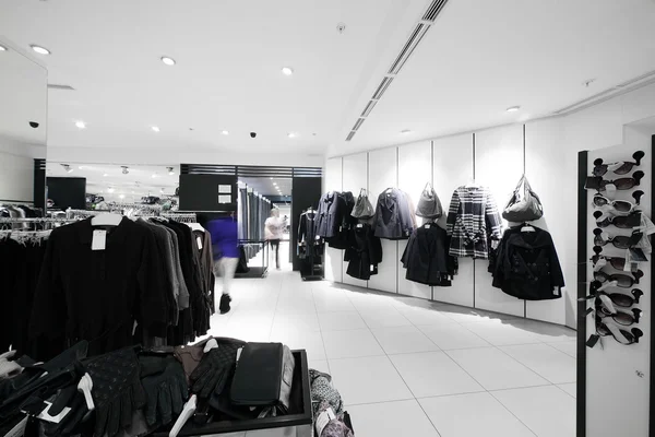 Tienda de ropa europea con gran colección — Foto de Stock