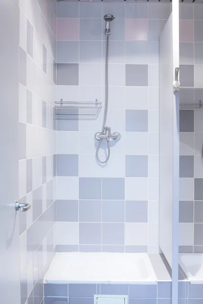 Banheiro europeu brilhante e limpo — Fotografia de Stock