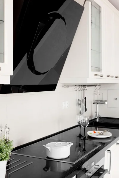 Şık mobilyalar ile modern bir mutfak — Stok fotoğraf