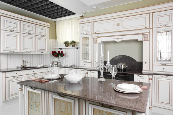 Şık mobilyalar ile modern bir mutfak