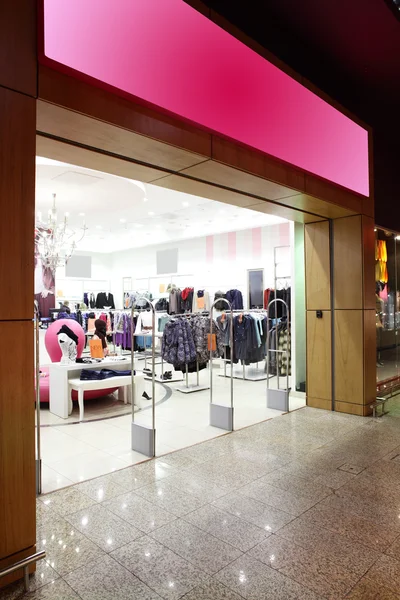 büyük koleksiyon ile Avrupa giyim mağazası