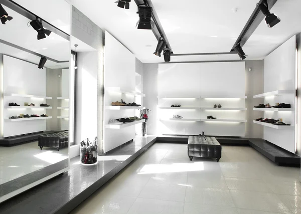 Luksusowy sklep obuwniczy z jasnego wnętrza — Zdjęcie stockowe
