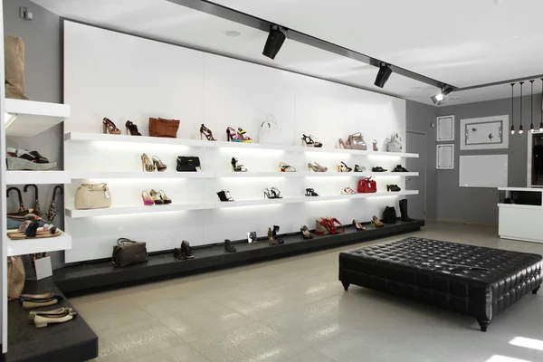 Luxus-Schuhgeschäft mit hellem Interieur — Stockfoto