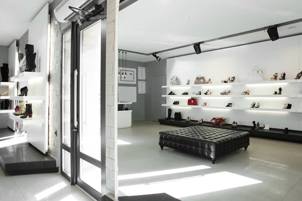 Luxe schoenenwinkel met lichte interieur — Stockfoto