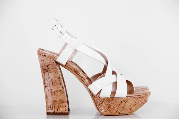 흰색 바탕에 현대적인 신발 — 스톡 사진