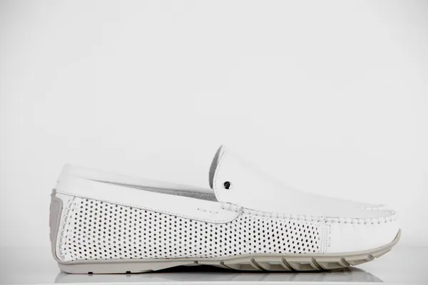 Scarpe moderne sullo sfondo bianco — Foto Stock