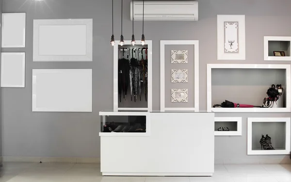 Luxe schoenenwinkel met lichte interieur — Stockfoto