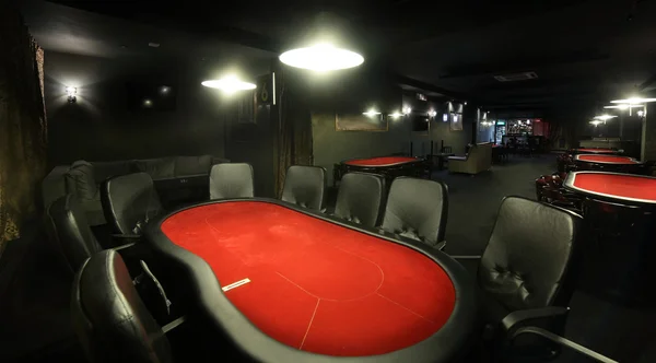 Темный интерьер европейского казино — стоковое фото