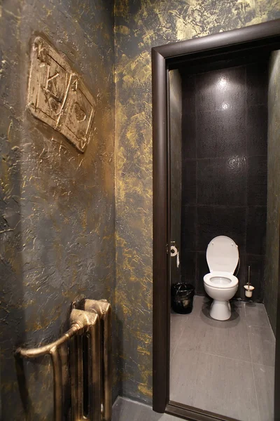 Aydınlık ve temiz Avrupa tuvalet — Stok fotoğraf
