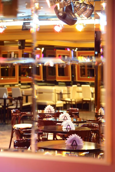 Piękne wnętrze nowoczesnej restauracji — Zdjęcie stockowe