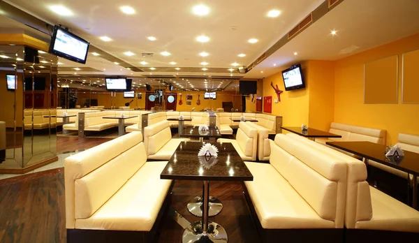 Belo interior do restaurante moderno — Fotografia de Stock