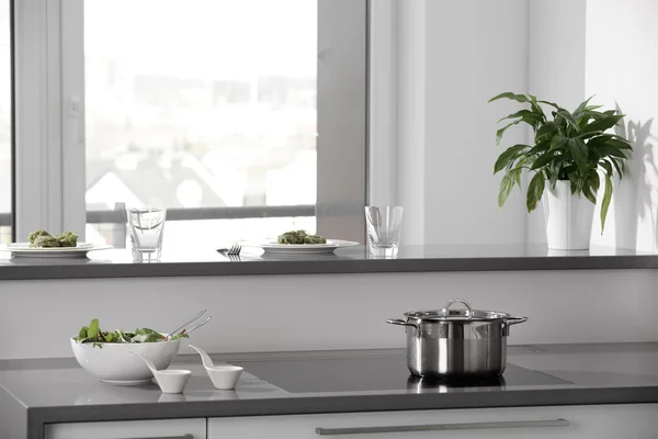 Zwart-wit moderne keuken met stijlvol meubilair — Stockfoto