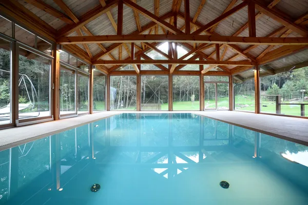 Интерьер бассейна внутри дома — стоковое фото