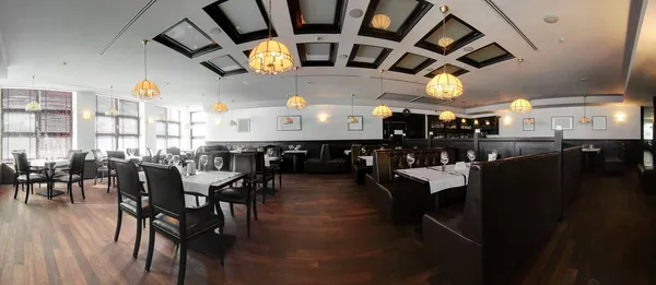 Hermoso interior de restaurante moderno — Foto de Stock