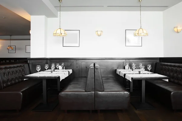 Schönes Interieur des modernen Restaurants — Stockfoto