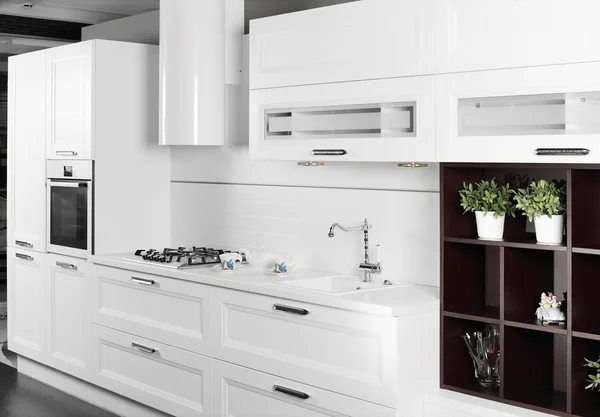 Moderna cocina blanca con muebles elegantes — Foto de Stock