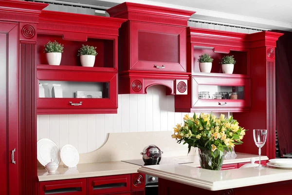 Moderna cocina roja con muebles elegantes —  Fotos de Stock