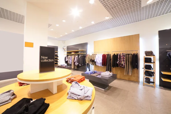 büyük koleksiyon ile Avrupa giyim mağazası