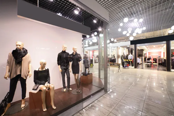 Interior do shopping europeu com lojas — Fotografia de Stock